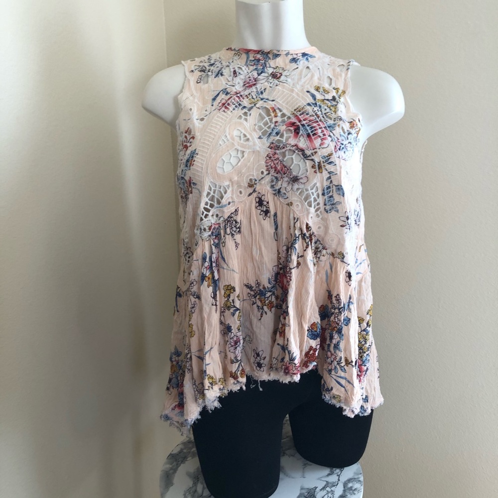 Gimmicks BKE floral embroidered laser cut tank SzL